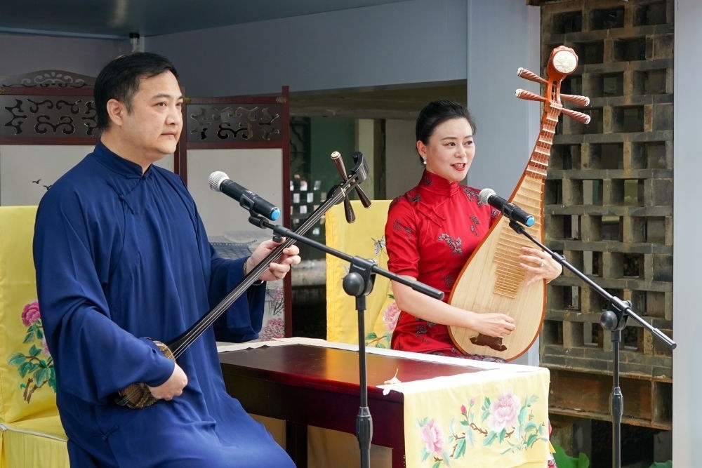 評(píng)彈藝人在蘇州平江路上的一家評(píng)彈店內(nèi)進(jìn)行表演（2023年7月7日攝）。新華社記者 李博 攝