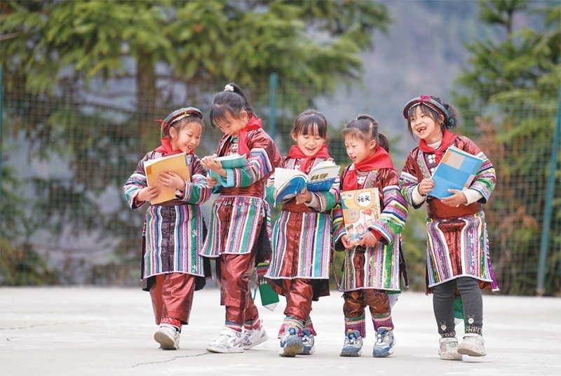 位于貴州省黔東南苗族侗族自治州從江縣大山深處的西山鎮(zhèn)中寨教學點，是一所全校均為瑤族學生的“微小學”。近年來，隨著教學條件逐漸改善，學校發(fā)生了翻天覆地的變化。圖為2023年2月16日，領(lǐng)到新書的瑤族學生在一起交流。 新華社記者 楊文斌/攝