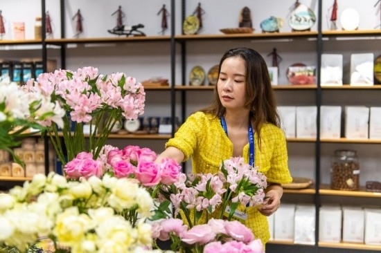 2023年7月1日，在位于湖南省長沙市的湖南高橋大市場，中非經(jīng)貿(mào)博覽會常設(shè)展館展區(qū)肯尼亞館工作人員在整理產(chǎn)自非洲的鮮花。新華社記者 陳思汗 攝