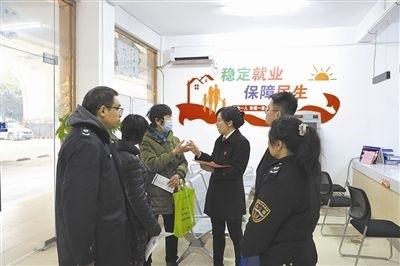  圖③：調(diào)解后，法官現(xiàn)場(chǎng)向當(dāng)事人做釋法析理工作。