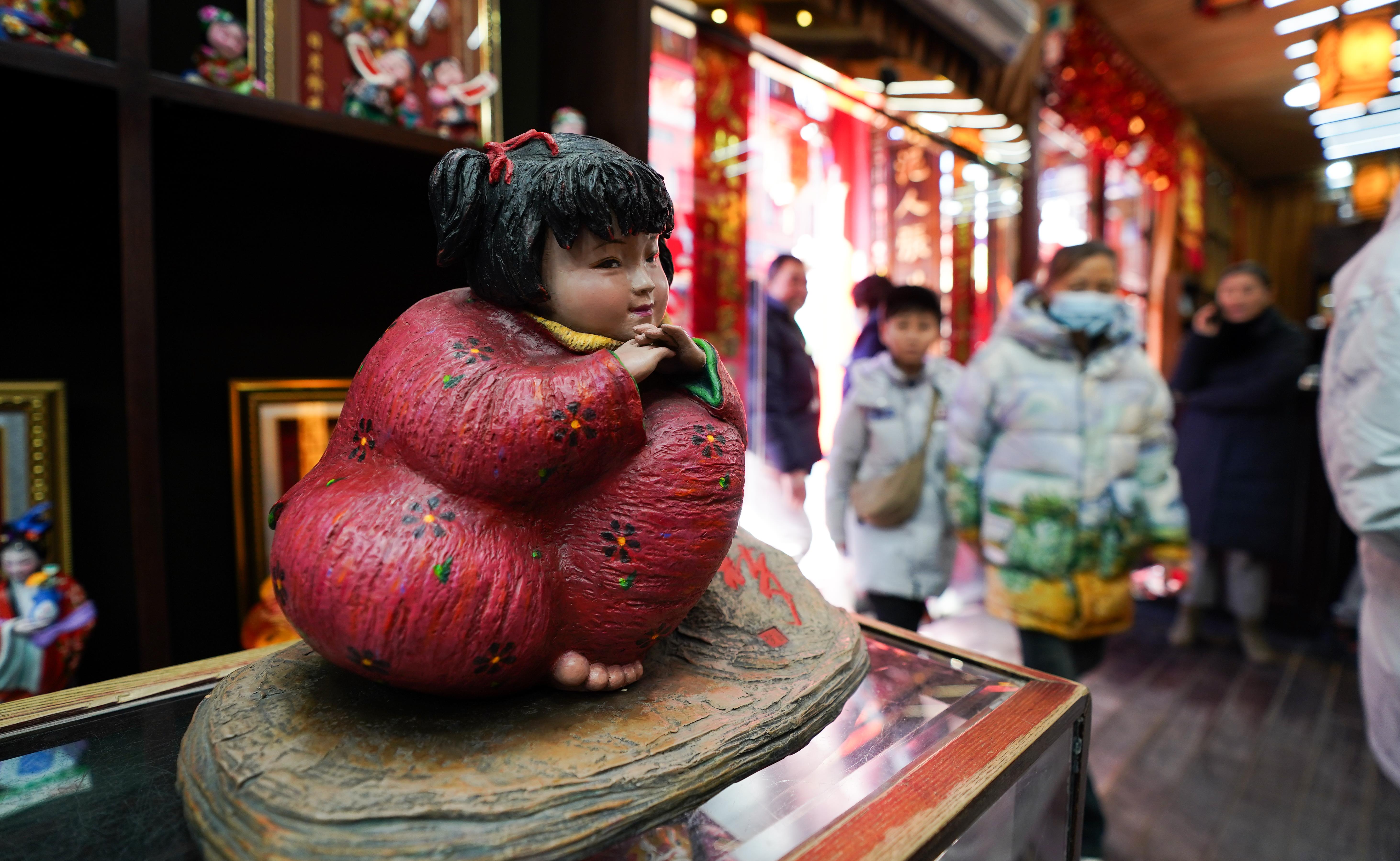 △泥人張彩塑是天津的傳統(tǒng)民間手工藝品，為天津市首批國家級非物質(zhì)文化遺產(chǎn)。（總臺國廣記者李晉拍攝）