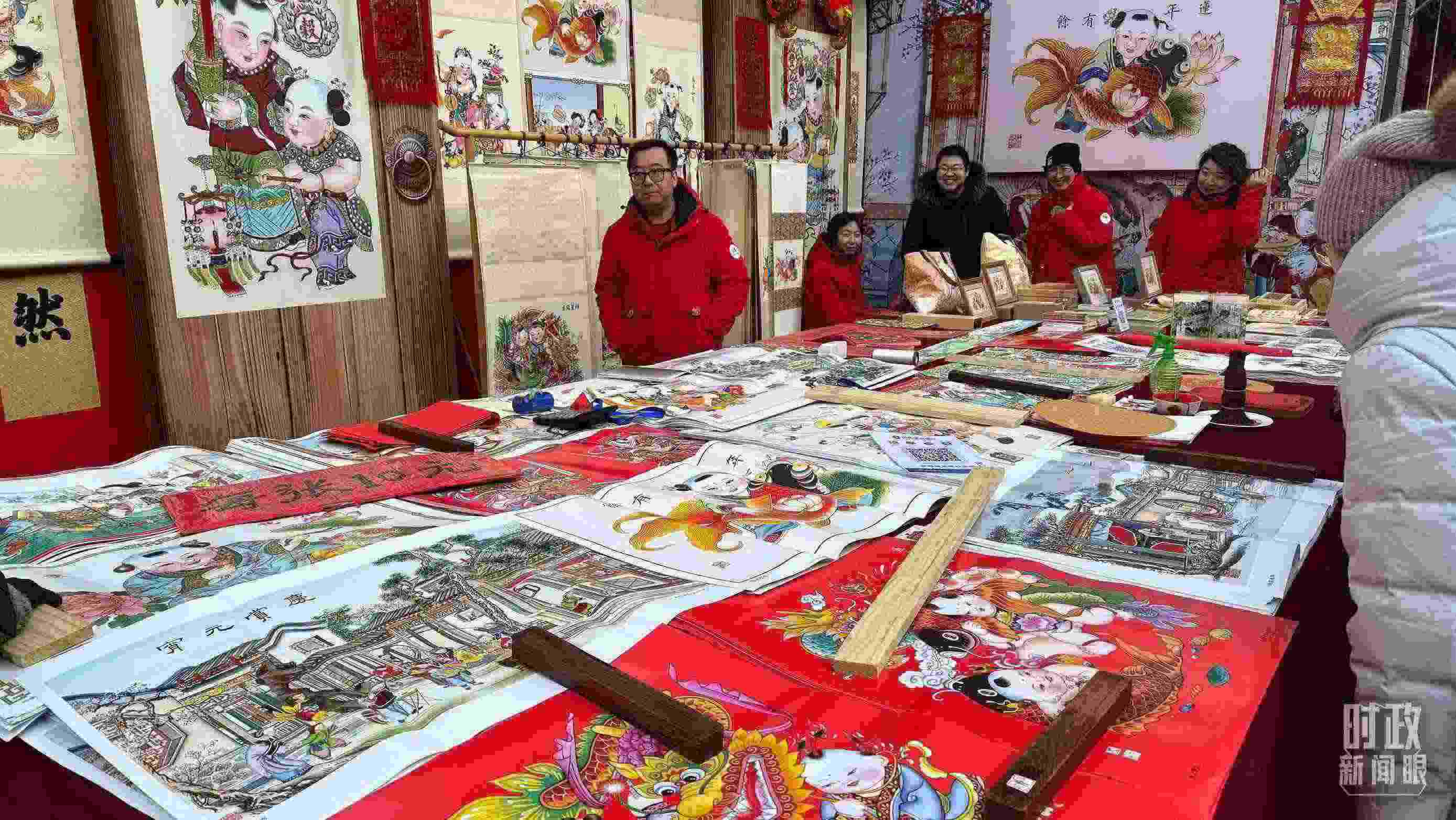 △市民們正在天津古文化街選購年畫。（總臺央視記者黎兵拍攝）