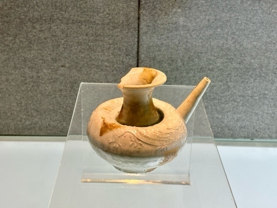 德化縣陶瓷博物館收藏的龍紋軍持。人民網(wǎng)記者 金慧慧攝