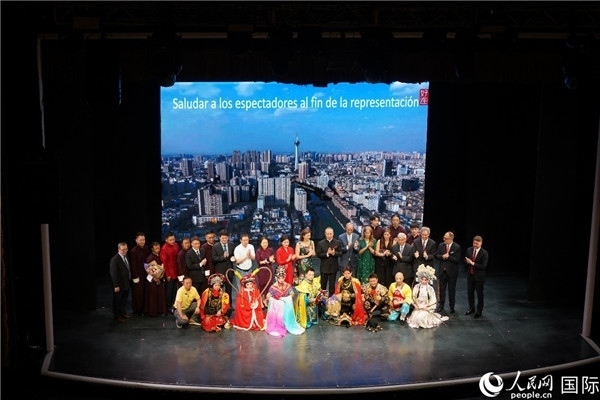 圖為王衛(wèi)大使與蒙迪諾外長等嘉賓登臺祝賀。人民網(wǎng)記者 許放攝