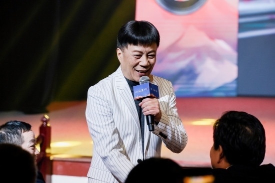 “何以中國(guó)·向海泉州”網(wǎng)絡(luò)主題活動(dòng)現(xiàn)場(chǎng)，陳百潭演出時(shí)與觀(guān)眾互動(dòng)。泉州廣播電視臺(tái)供圖