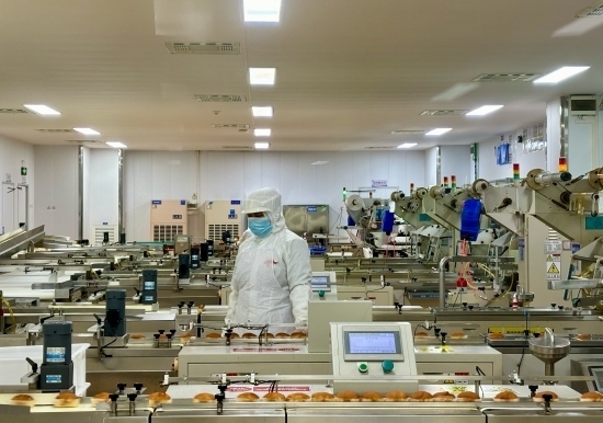 盼盼5G智慧工廠生產(chǎn)線正在進(jìn)行產(chǎn)品質(zhì)檢。人民網(wǎng)記者 金慧慧攝