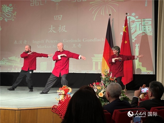 太極，表演者：Ingolf Peters、Gerlinde Gundlach、Markus Stüber