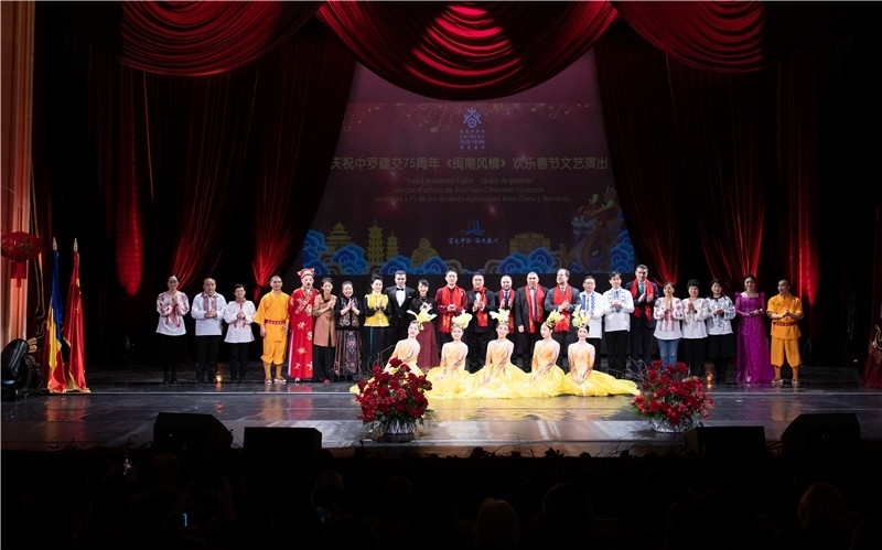 圖為韓大使、羅政府高官與泉州藝術(shù)團演員合影。中國駐羅大使館文化處供圖。