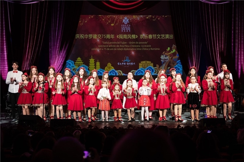 圖為羅小快板兒童合唱團在演唱中文歌曲。 中國駐羅大使館文化處供圖。