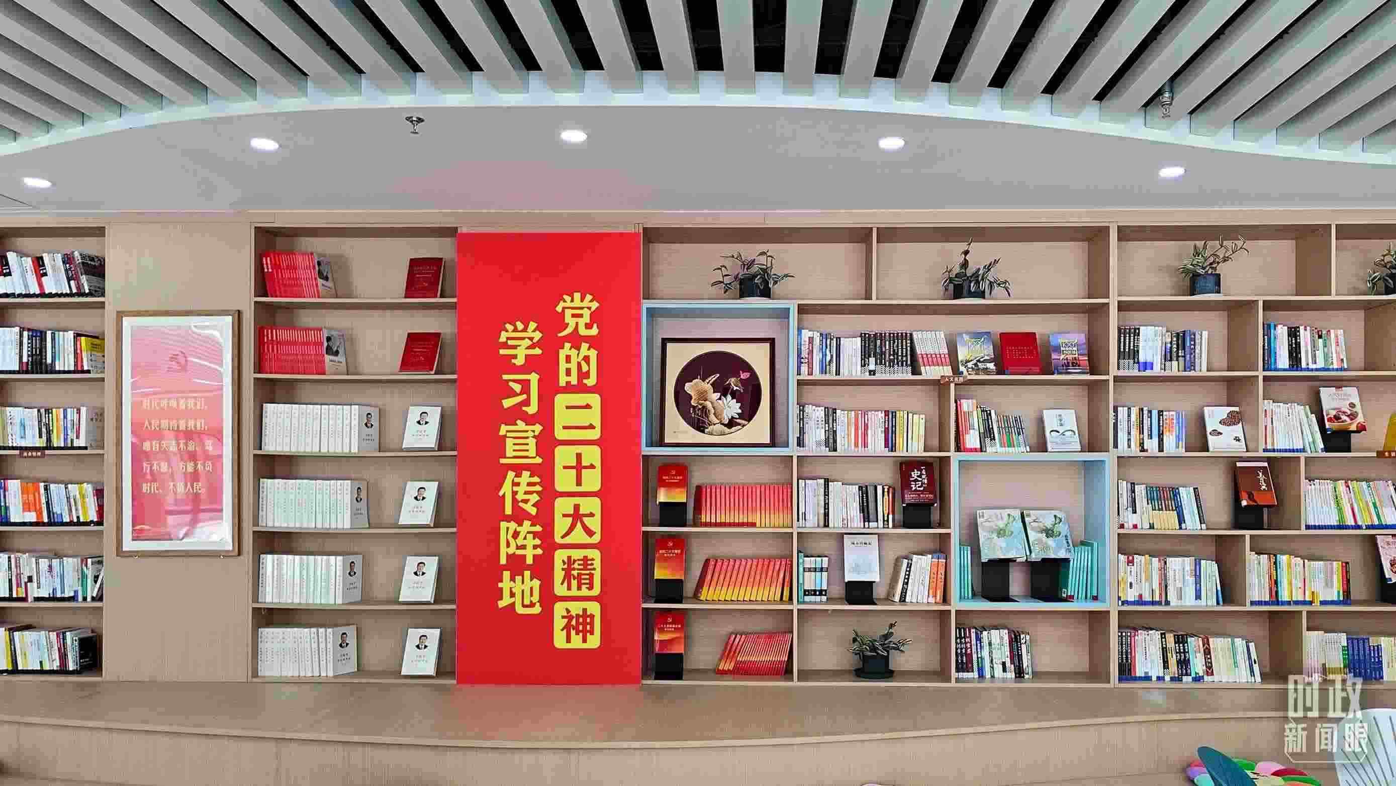 △雄安新區(qū)南文營(yíng)社區(qū)黨群服務(wù)中心。2023年5月，習(xí)近平在這里強(qiáng)調(diào)要構(gòu)筑新時(shí)代宜業(yè)宜居的“人民之城”。（總臺(tái)央視記者楊立峰拍攝）