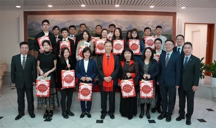 中國(guó)駐瑞典大使館崔愛民與留學(xué)生代表和華校負(fù)責(zé)人合影。 中國(guó)駐瑞典大使館供圖