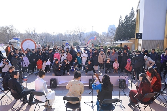 中國(guó)音樂(lè)學(xué)院“國(guó)樂(lè)快閃”演出。學(xué)校供圖