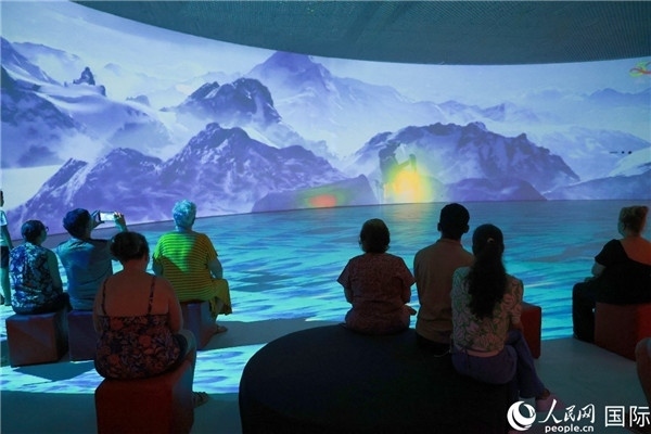 巴西民眾在活動現(xiàn)場觀賞“走進(jìn)中國：沉浸式體驗(yàn)展”。人民網(wǎng)記者 陳海琪攝