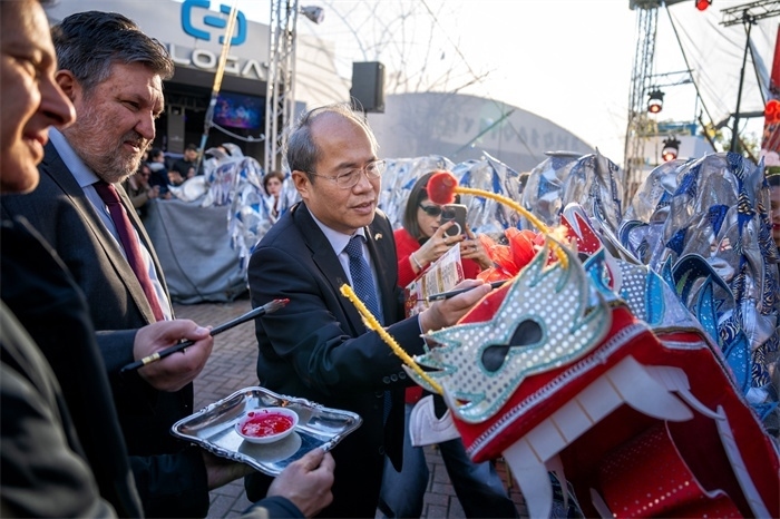 中國駐希臘大使館大使肖軍正與希方嘉賓為舞龍點(diǎn)睛?！吨邢r(shí)報(bào)》供圖