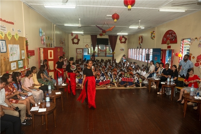 中華學校學生表演扇子舞。