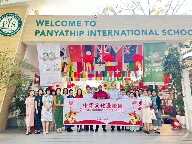 駐老撾使館政治處主任杜長青與白云碧國際學(xué)校校方、參會志愿者教師合影?；顒又鬓k方供圖