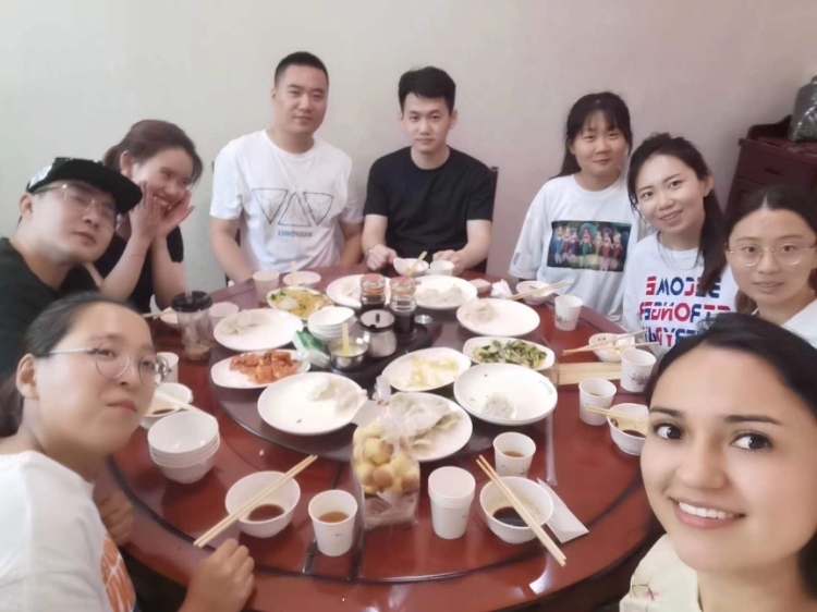 保拉與中國(guó)朋友在一起。圖片由受訪者提供