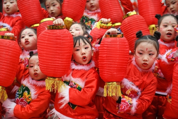 1月18日，四川省閬中市閬中古城，民間藝人和文藝工作者在表演節(jié)目歡度臘八節(jié)，喜迎農(nóng)歷新年。這是參演的小朋友在表演。新華社發(fā)（王玉貴 攝）