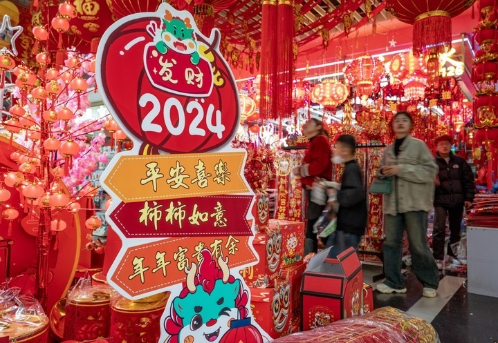 1月11日，顧客在昆明新螺螄灣國際商貿(mào)城選購節(jié)日飾品。新華社記者 陳欣波 攝