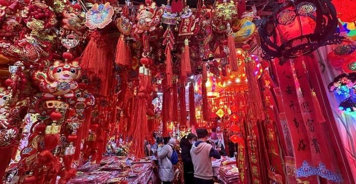 1月19日，市民在北京一商場內(nèi)選購春節(jié)裝飾品。新華社記者李欣攝