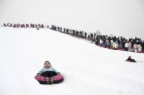 圖為1月18日，市民在內(nèi)蒙古賽馬場滑雪圈。新華社記者 貝赫 攝