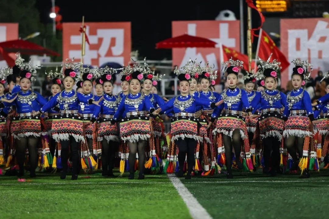 △2024年2月3日，2024年全國“村晚”示范展示活動暨貴州“村超村晚”系列活動之一的民族文化展演，在榕江縣“村超”足球場舉行。