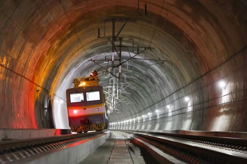 凌晨，接觸網(wǎng)作業(yè)車的燈光紅黃相間。胡鵬攝