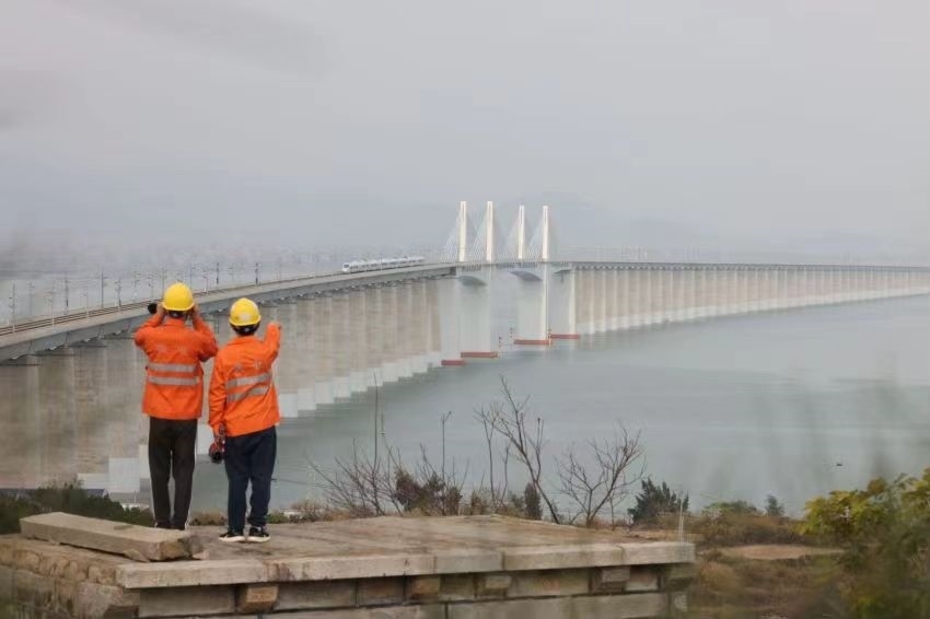 許沖和工友在白天巡視湄洲灣大橋上的供電設(shè)備。胡鵬攝