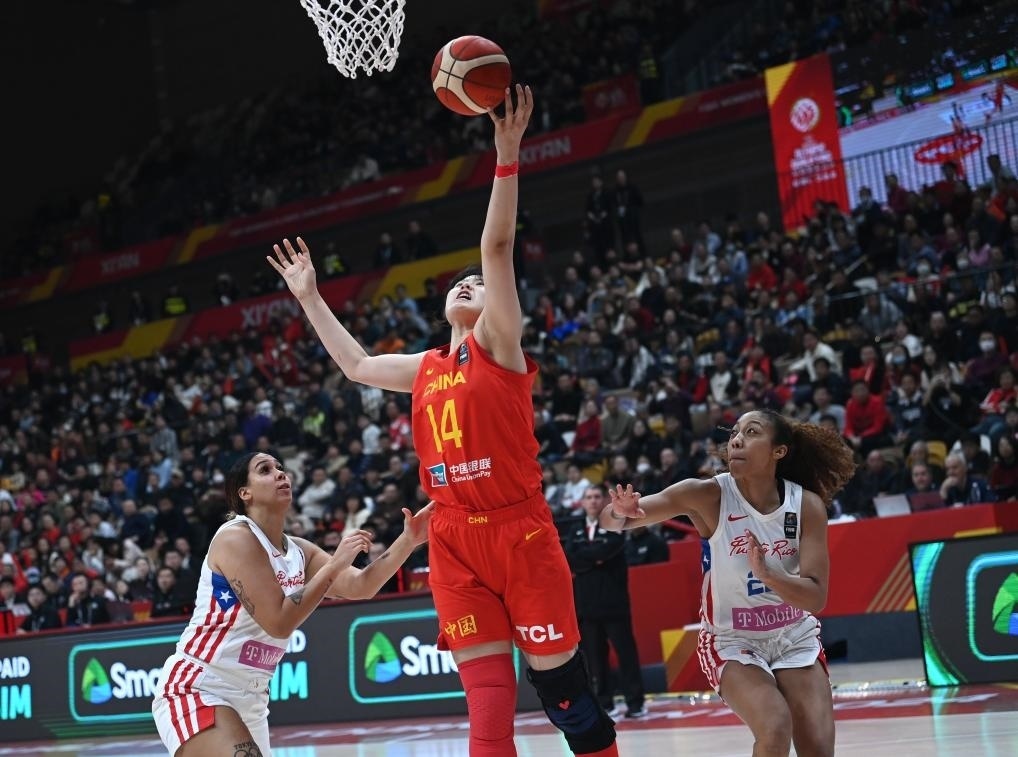 2月11日，中國隊球員李月汝（中）在比賽中上籃。新華社記者 李一博 攝