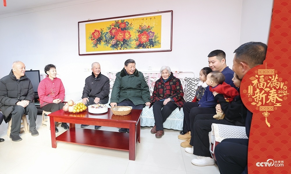 2024年2月1日，習(xí)近平總書記在天津市西青區(qū)辛口鎮(zhèn)第六埠村考察時，同村民杜洪剛一家人親切拉家常。