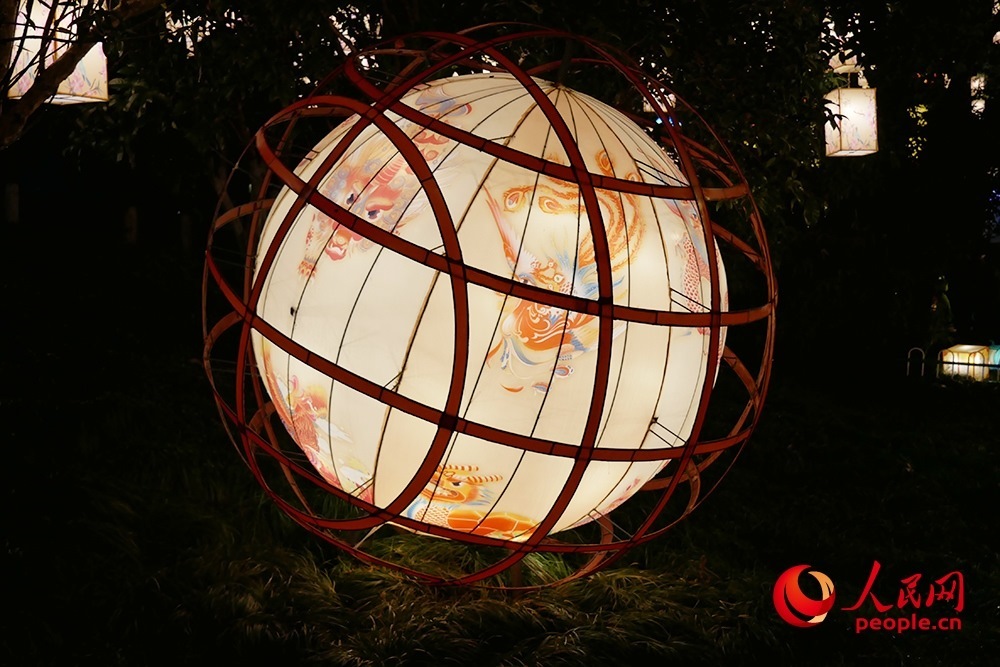 白鷺洲公園展出的燈彩作品。人民網(wǎng)記者 韋衍行攝