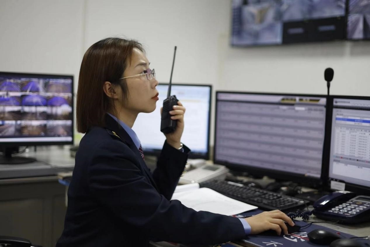 張華正在使用對講機(jī)溝通客運(yùn)工作情況。蔡紫妍攝