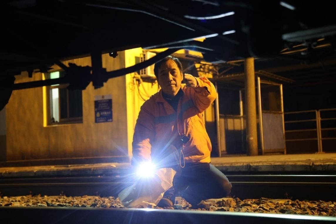 凌晨2點，李金饒正在檢查關(guān)門車。陸佳駿攝