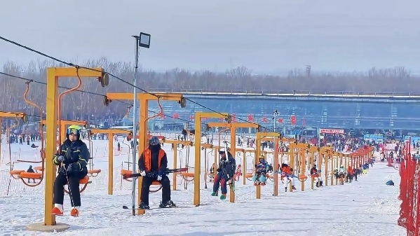 新春走基層｜滑雪場上過春節(jié)！冰城“冷資源”變成“熱經(jīng)濟”