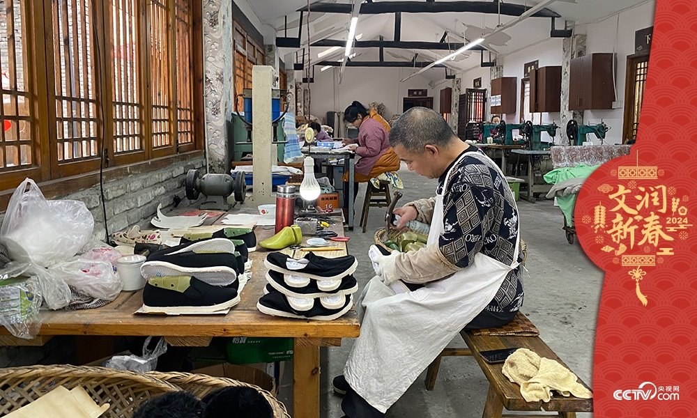 唐昌布鞋坊內(nèi)的工人正在趕制布鞋。王凡攝