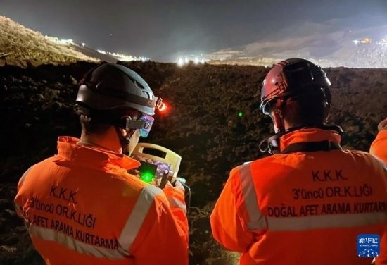 2月13日，救援人員在土耳其東部埃爾津詹省伊利奇區(qū)礦難現(xiàn)場工作。新華社發(fā)（穆斯塔法·卡亞攝）