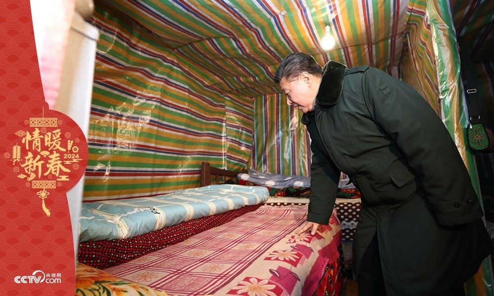 2018年2月11日，習(xí)近平總書記在四川三河村貧困戶吉好也求家中看望。