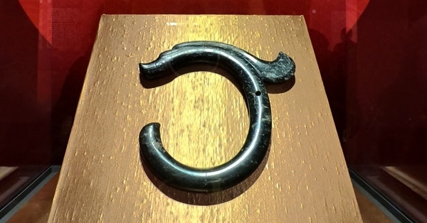 紅山文化C形玉龍。人民網(wǎng)記者 韋衍行攝