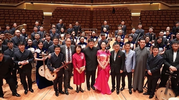 “”天地永樂(lè)·中國(guó)節(jié)“”音樂(lè)會(huì)演出人員合影。中國(guó)駐德國(guó)大使館供圖