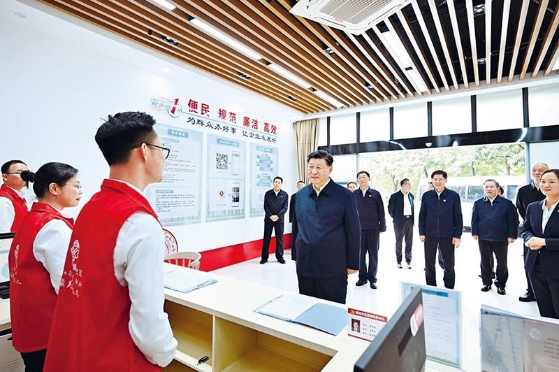 2023年12月14日至15日，中共中央總書記、國(guó)家主席、中央軍委主席習(xí)近平在廣西考察。這是14日上午，習(xí)近平在南寧市良慶區(qū)蟠龍社區(qū)黨群服務(wù)中心考察。 新華社記者 燕雁/攝