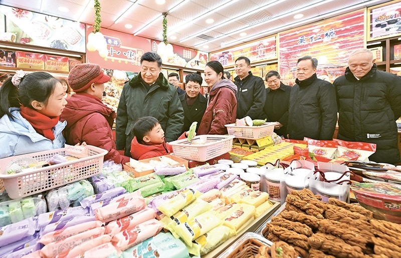 2024年2月1日至2日，中共中央總書記、國(guó)家主席、中央軍委主席習(xí)近平來(lái)到天津，看望慰問(wèn)基層干部群眾。這是1日下午，習(xí)近平在天津古文化街考察時(shí)，走進(jìn)店鋪同現(xiàn)場(chǎng)群眾互動(dòng)交流。 新華社記者 謝環(huán)馳/攝