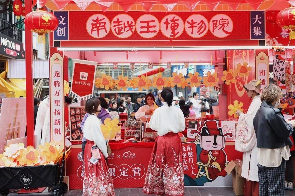 在西湖花市的南越王博物院攤位，文創(chuàng)與花市的跨界融合吸引了不少市民游客駐足。（南越王博物院供圖）