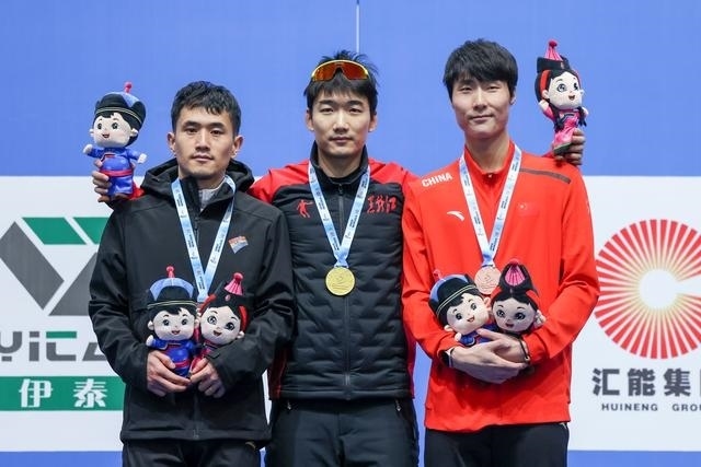 1月12日，“十四冬”速度滑冰（公開組）男子500米比賽，冠軍黑龍江隊(duì)選手高亭宇（中）、亞軍遼寧隊(duì)選手楊濤（左）、季軍河北隊(duì)選手李添龍?jiān)陬C獎(jiǎng)儀式上合影。新華社記者 王楷焱 攝