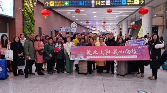 2月11日，一批馬來西亞游客抵達沈陽桃仙國際機場。新華社發(fā)
