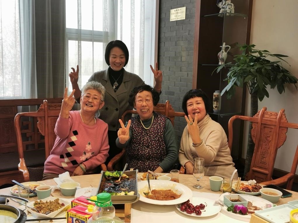 吳釗（前排左一）和鄰居一起在天津過年。（采訪對(duì)象供圖）