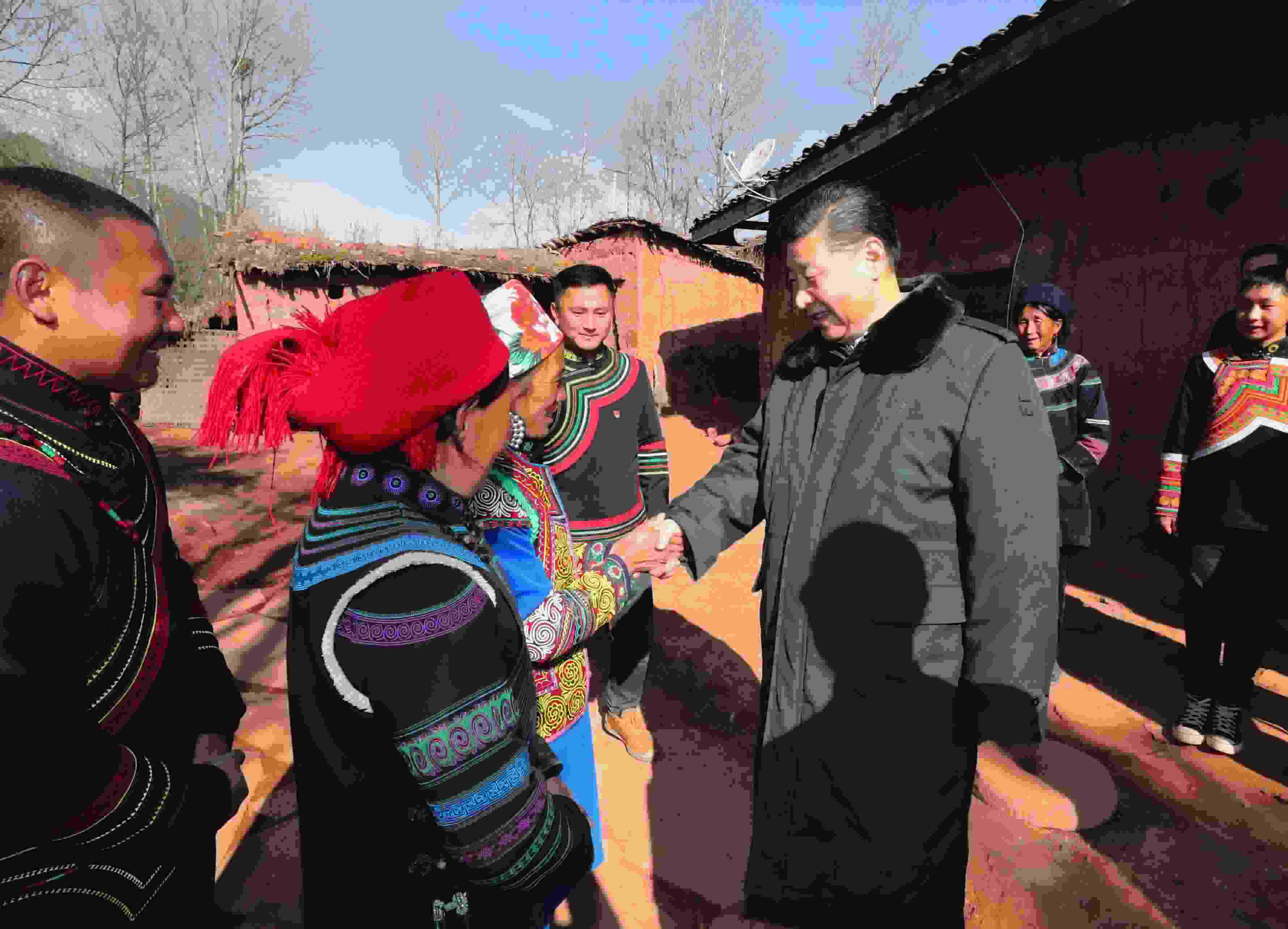 △ 2018年2月11日，習(xí)近平總書(shū)記驅(qū)車2個(gè)多小時(shí)，從四川西昌市來(lái)到位于大涼山深處的昭覺(jué)縣三岔河鄉(xiāng)三河村、解放鄉(xiāng)火普村，走進(jìn)彝族貧困群眾家中，看實(shí)情、問(wèn)冷暖、聽(tīng)心聲，同當(dāng)?shù)馗刹咳罕姽采叹珳?zhǔn)脫貧之策。