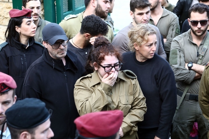 1月23日，在以色列特拉維夫的一處公墓，人們參加一名以色列士兵的葬禮。新華社發(fā)（吉德翁·馬科維奇攝/基尼圖片社）