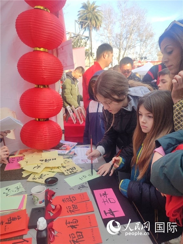 羅馬當(dāng)?shù)孛癖妼h字充滿興趣。人民網(wǎng)記者鄭彬攝