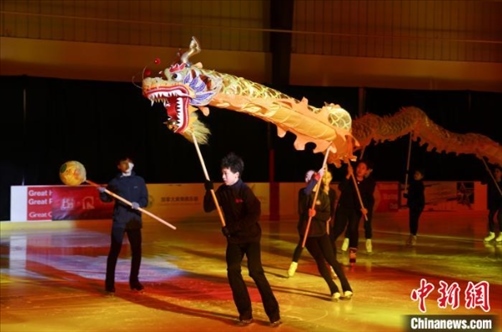 當?shù)貢r間2月17日晚，作為農(nóng)歷甲辰龍年“歡樂春節(jié)”系列活動之一，別具特色的青少年冰上春晚在加拿大多倫多舉行。圖為青少年表演冰上舞龍。 中新社記者 余瑞冬 攝