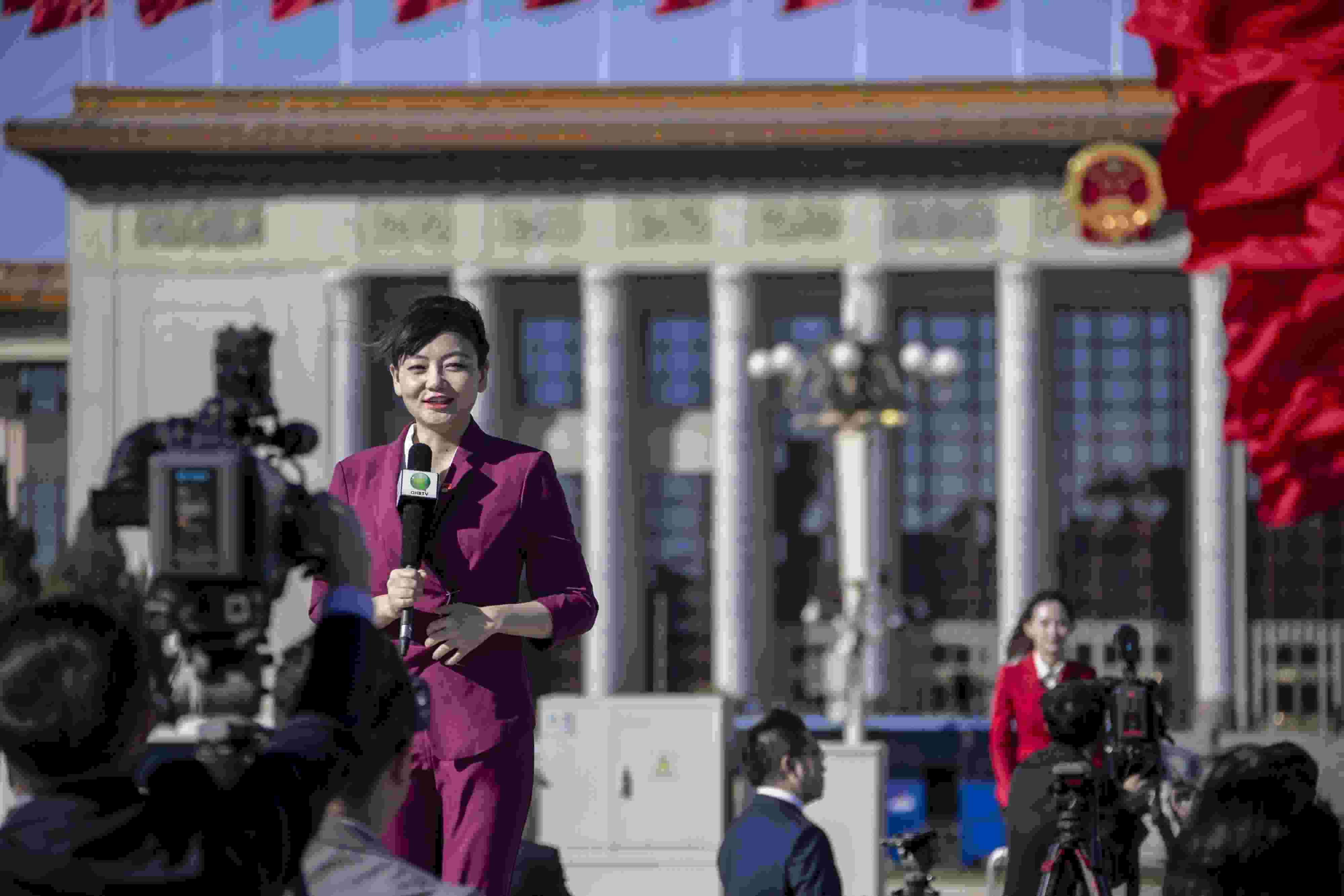 △ 2022年10月22日，北京人民大會堂，中國共產(chǎn)黨第二十次全國代表大會勝利閉幕，媒體記者戶外進(jìn)行現(xiàn)場報道。